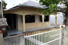 Casa 3 quartos, 2 bwcs e a meia quadra da praia!